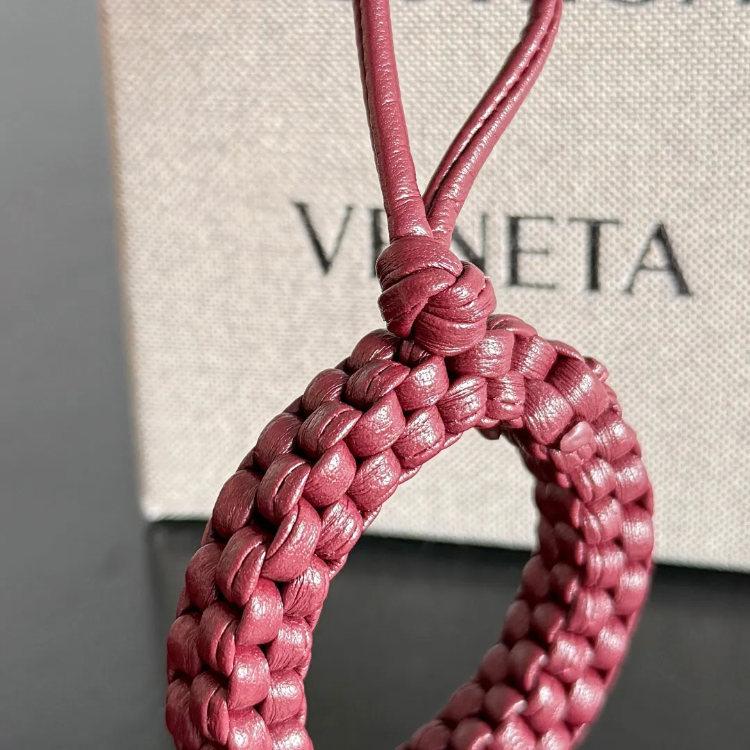 Batch 420 Let’s see what new cute little thing BV has released~ It’s this letter pendant, which is different from the puppy pendant. The weaving of this letter is more three-dimensional, and the material is very solid, and it is not easy to deform even if it is folded. Style number: O